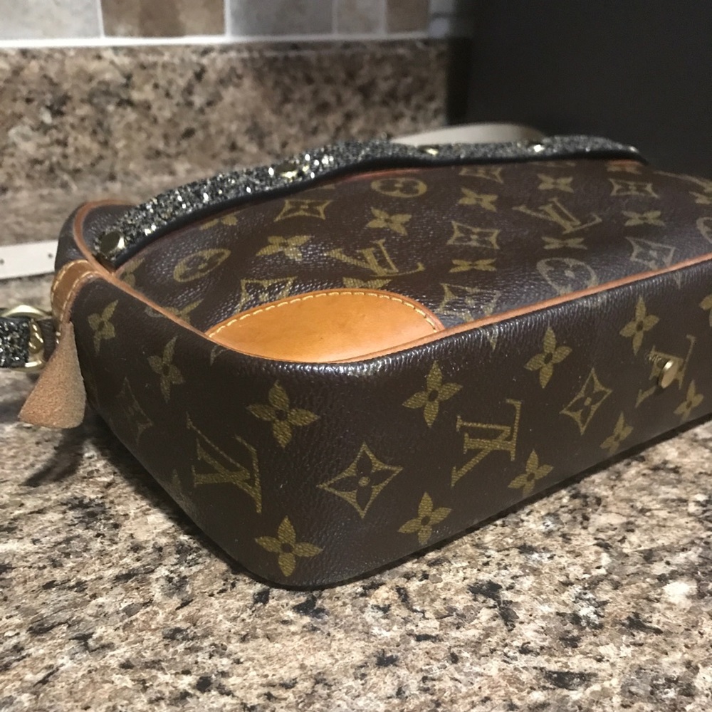 LV Clutch/Crossbody - Picture 2 of 8